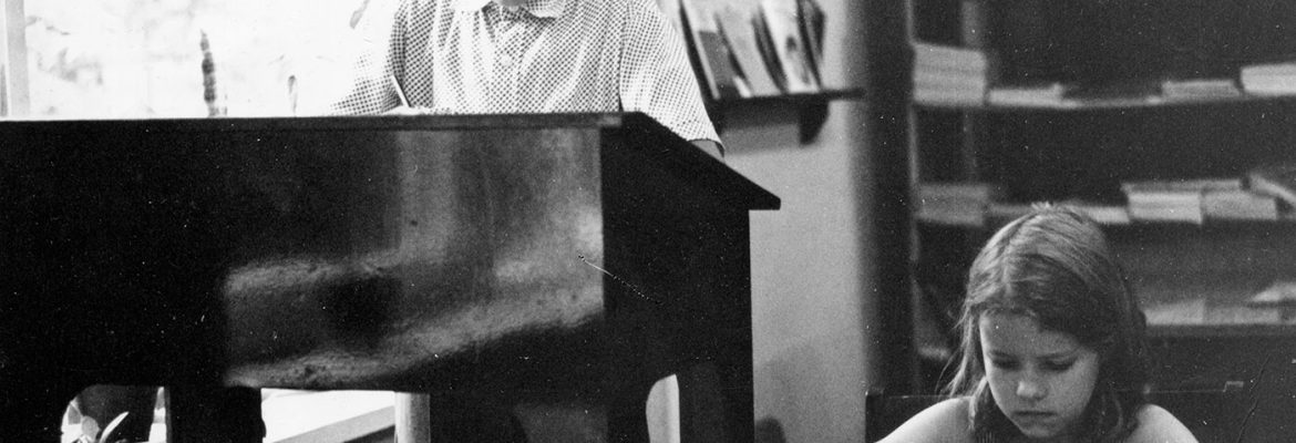 Ученик стоя за конторкой