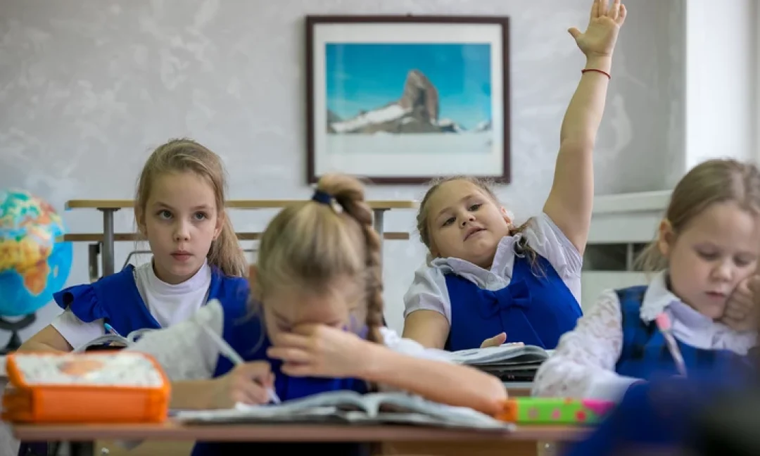 Начальная школа: физкультминутки в классе девочек