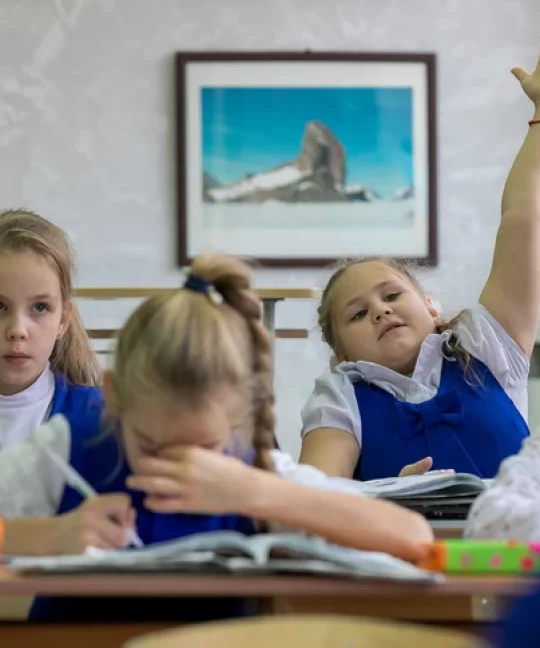 Начальная школа: физкультминутки в классе девочек