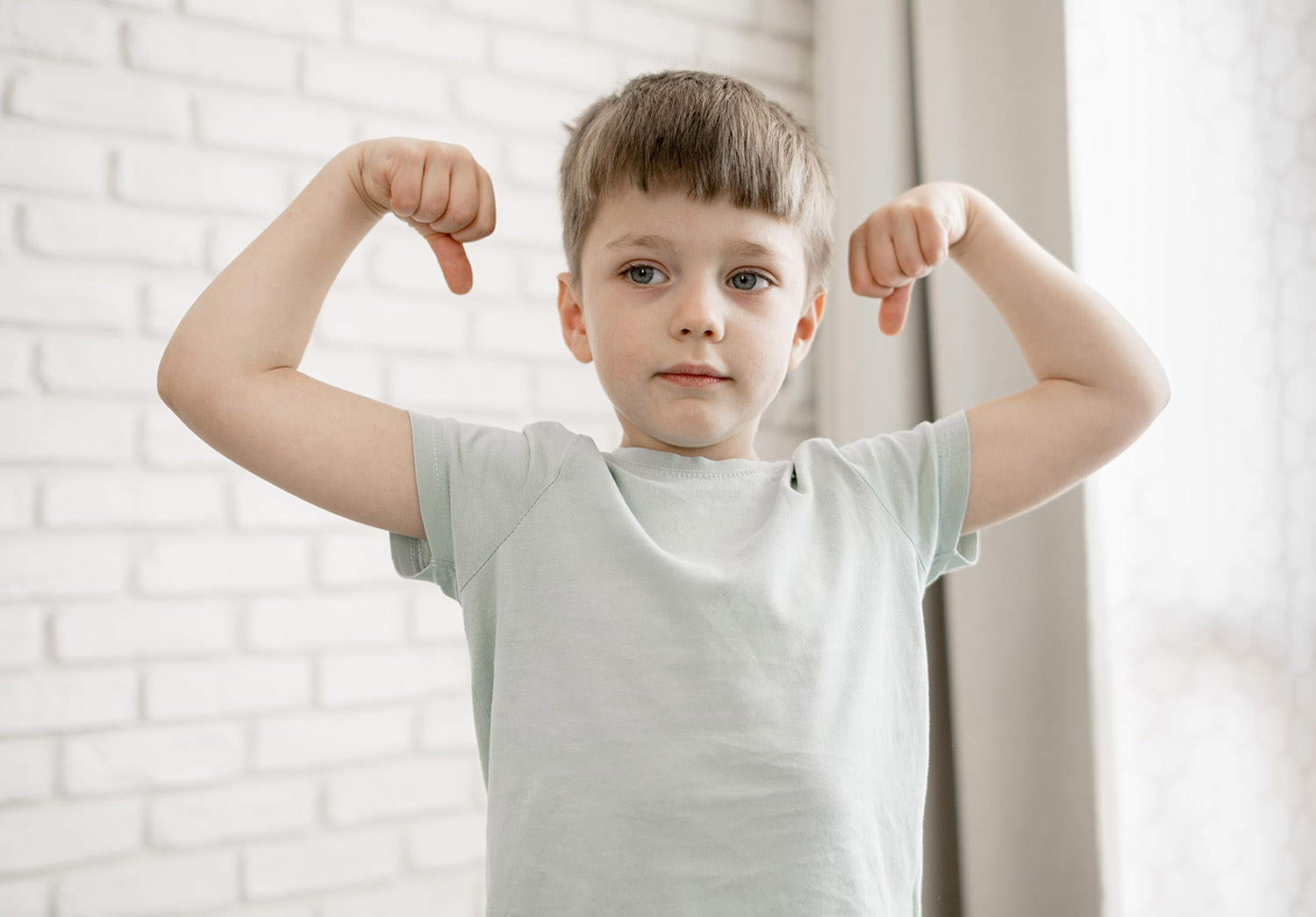 Малая здорово. Strong boy. Мальчик силач для детей фото.