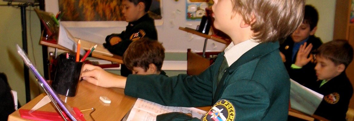 Первоклассники стоя за конторкой